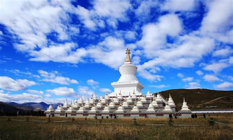 稻城到芒康多少公里?在探索这条蜿蜒于青藏高原上的壮丽旅程时，我们不禁会思考，这条路线究竟隐藏着怎样的历史故事和文化宝藏呢？